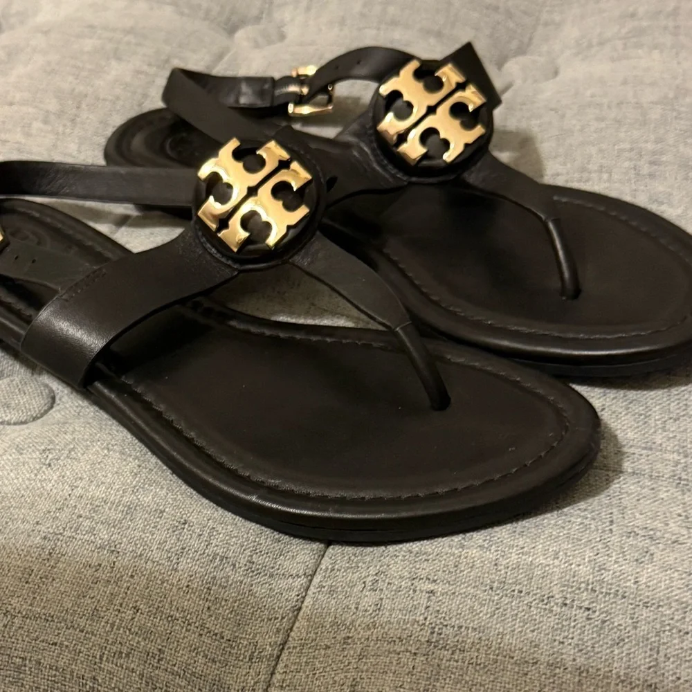 Tory Burch Claire Bryce Black Leather Flat Thong Sandal Size 6 ✨Retail $250 EUC! - Picture 2 of 10